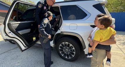 Policía de Laredo instruye en escuelas a papás sobre instalación de asientos en autos