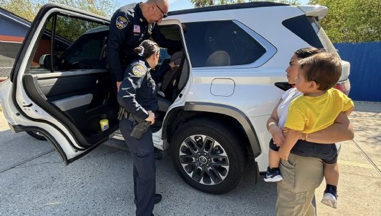 Policía de Laredo instruye en escuelas a papás sobre instalación de asientos en autos