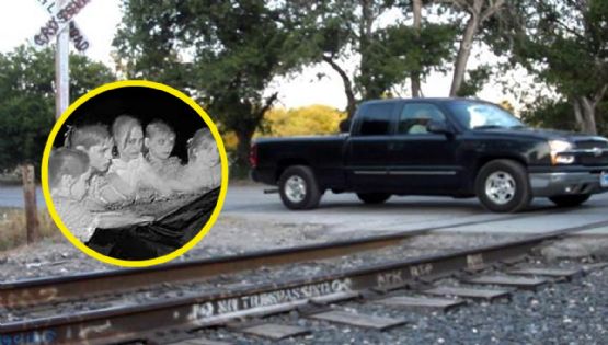 En estas vías del tren en Texas es donde aseguran que los autos son empujados 