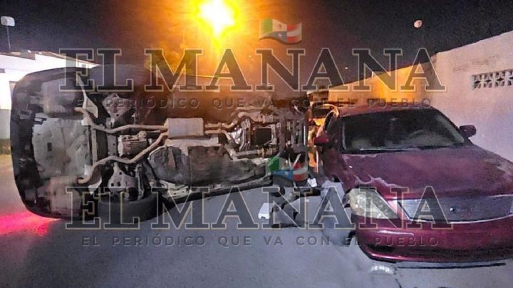 Conductor huye tras aparatoso accidente en Los Fresnos; chocó dos vehículos y volcó su camioneta