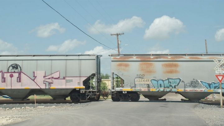 Leyes federales impiden actuar contra bloqueos prolongados del tren en las calles de Laredo