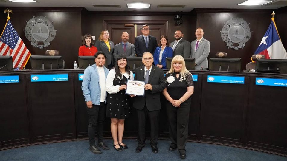 La cantante local Damaris Morales recibió un certificado de reconocimiento.
