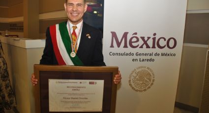 Recibe Víctor Treviño Jr. premio Ohtli en Laredo; estos son sus méritos