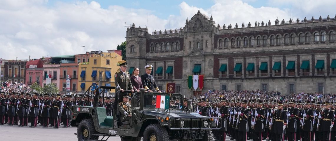 Claudia Sheinbaum encabeza el Desfile Militar del 16 de Septiembre y hace historia