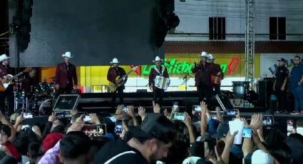 Neolaredenses dan el Grito de Independencia cantando con los Invasores de Nuevo León