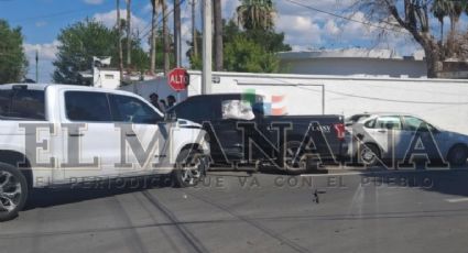 Aparatoso accidente en la colonia Juárez; tres vehículos terminaron con daños