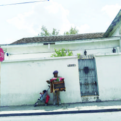 Organillera se gana la vida en Nuevo Laredo ejecutando tradición mexicana