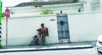 Organillera se gana la vida en Nuevo Laredo ejecutando tradición mexicana