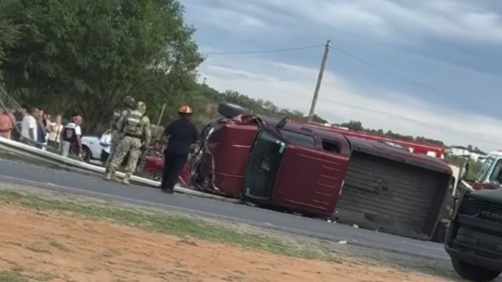 Camioneta choca brutalmente con auto y vuelca en el boulevard Colosio; mujer y dos menores graves