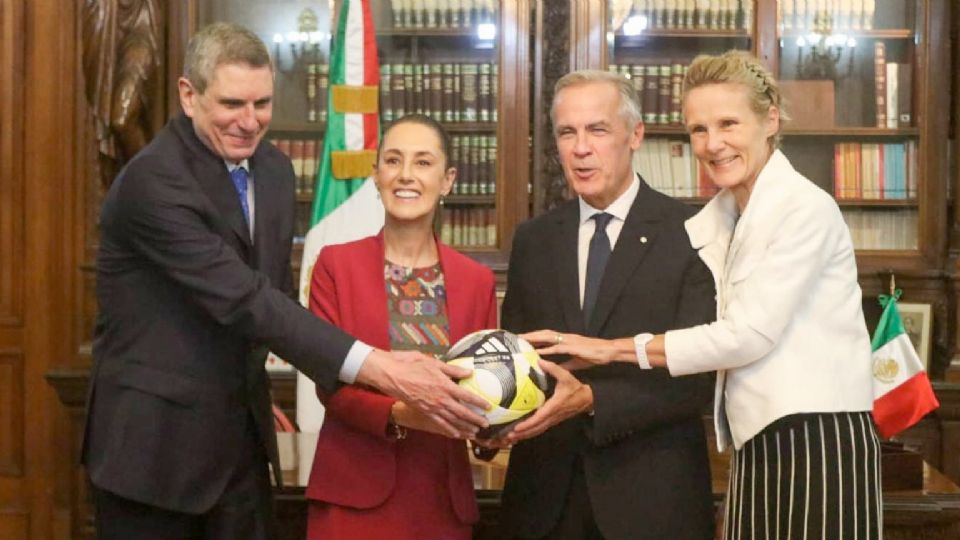 Claudia Sheinbaum y Mark Carney celebran con un balón por el próximo Mundial a celebrarse en Norteamérica