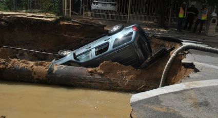 Se registra gran fuga de agua en Laredo; provocó un socavón que se ‘tragó’ un auto