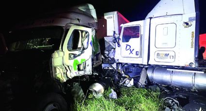 Tráileres quedan destrozados tras brutal choque en la carretera Nuevo Laredo- Monterrey; un herido