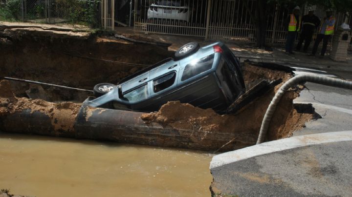 Se registra gran fuga de agua en Laredo; provocó un socavón que se ‘tragó’ un auto
