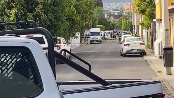 Hombre abre la puerta de su casa y sujetos terminan por matarlo; policías encuentran su cuerpo