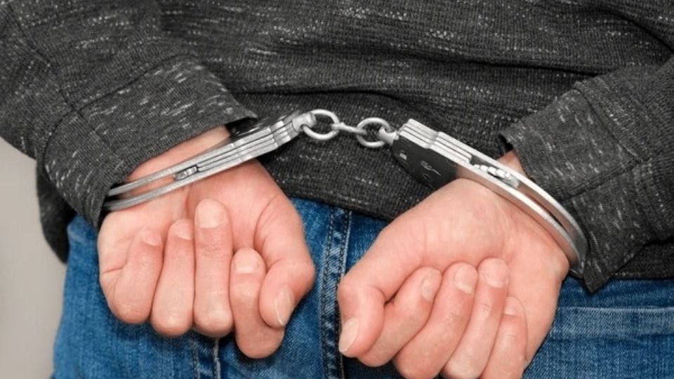 La policía arrestó a tres personas en Laredo.