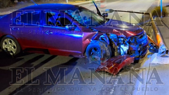 Por distraerse en el celular, conductor choca en Prolongación Tecnológico; derrumba alumbrado público