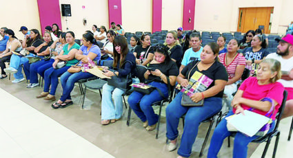 Orientan a los padres para Beca Rita Cetina