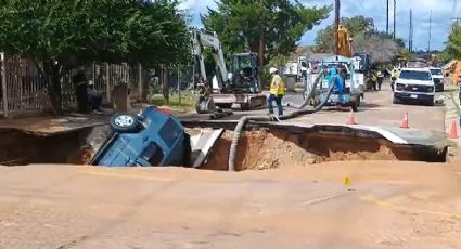 Arreglan fuga de agua y reparan socavón que se tragó camioneta en Laredo