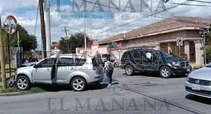 Joven invade vía preferencial y provoca choque en la colonia Juárez; dejó costosos daños materiales