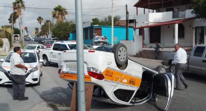 Abuelito vuelca a taxi tras chocarlo brutalmente en Nuevo Laredo; hubo 3 heridos