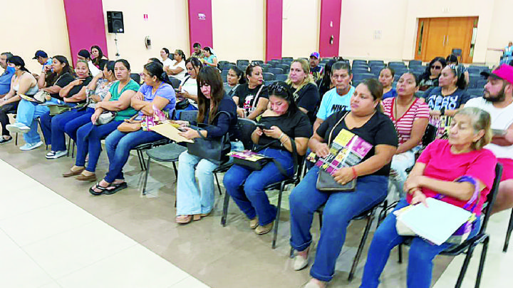 Orientan a los padres para Beca Rita Cetina