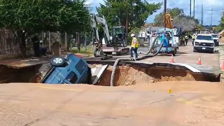 Arreglan fuga de agua y reparan socavón que se tragó camioneta en Laredo