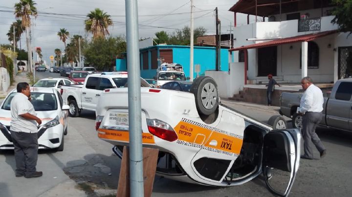 Abuelito vuelca a taxi tras chocarlo brutalmente en Nuevo Laredo; hubo 3 heridos