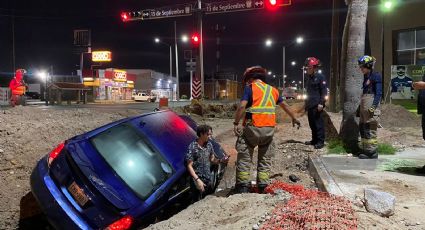 Auto termina en una zanja en Reforma y 15 de Septiembre; conductor salió ileso