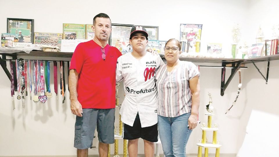 “Rayito” es acompañado por sus padres Raymundo de Anda y Juany de Alba.