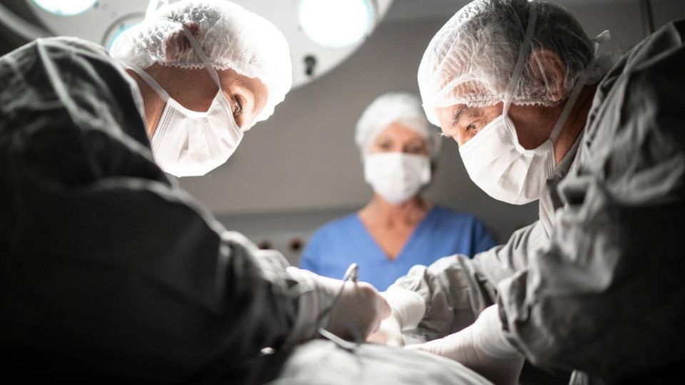 El padre asegura que el procedimiento se realizó sin el consentimiento de la menor y en complicidad con su madre