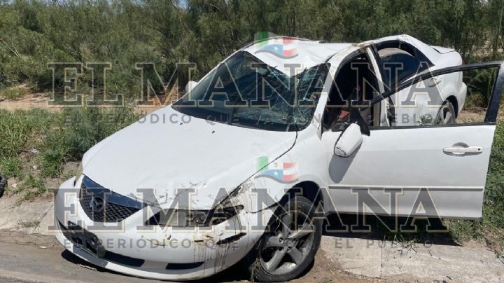 Conductor se descontrola y vuelca en la Municipio Libre; auto quedó severamente dañado