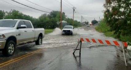 Lluvias dejan calles inundadas en Laredo; rescatan a familias atrapadas en sus autos
