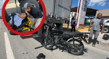 Motociclista se estrella brutalmente contra tráiler en la Carretera Aeropuerto; quedó malherido