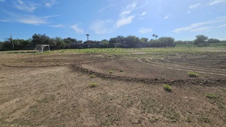 Arrestan a tres jóvenes por hacer 'ceritos' con sus trocas en canchas de futbol en Laredo