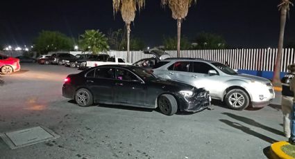 Mujer destroza su lujoso Mercedes Benz en estacionamiento de hospital en Nuevo Laredo
