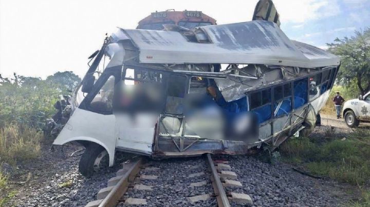 Autobús de pasajeros es despedazado por tren y hay 5 muertos; quería ganarle el paso