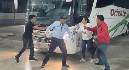 Operador de autobús se disponía a manejar ebrio hasta Veracruz; pasajeros lo rodean y lo detienen