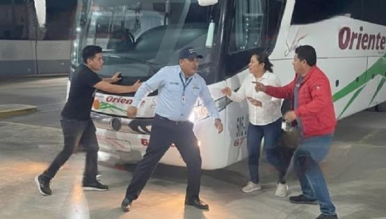 Operador de autobús se disponía a manejar ebrio hasta Veracruz; pasajeros lo rodean y lo detienen