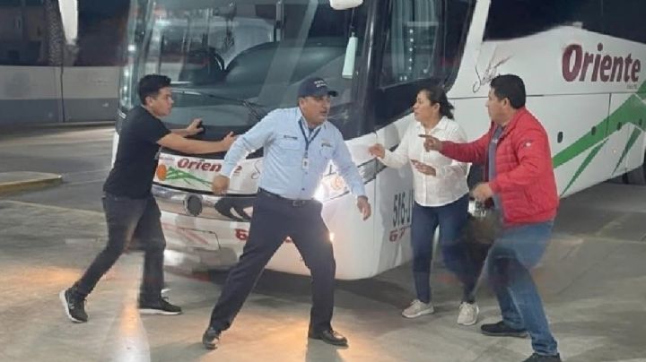 Operador de autobús se disponía a manejar ebrio hasta Veracruz; pasajeros lo rodean y lo detienen