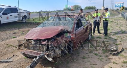 Jovencita se vuelca en el Bulevar Colosio; fue llevada de emergencia al hospital