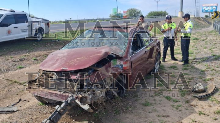 Jovencita se vuelca en el Bulevar Colosio; fue llevada de emergencia al hospital