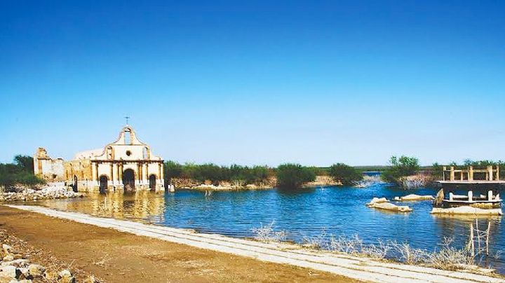 Esta es la iglesia de la frontera que emergió de las aguas del Río Bravo para una boda de ensueño