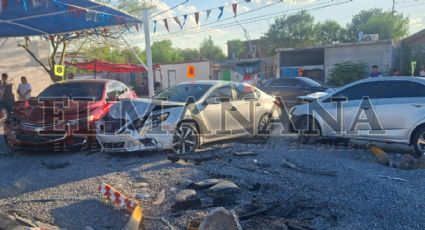 Jovencita provoca fuerte accidente en la Carretera Anáhuac; chocó contra 3 autos estacionados