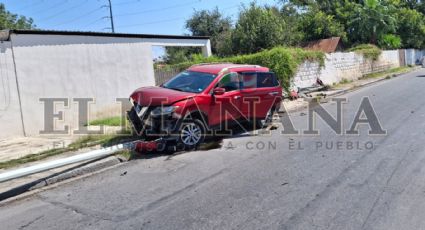 Camioneta con placas de Texas choca en la Colonia Matamoros; chofer escapó