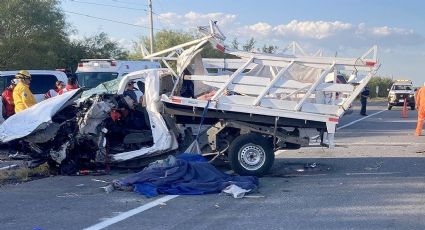 Camioneta queda destrozada al chocar de frente con un tractocamión en la autopista Laredo-Monterrey