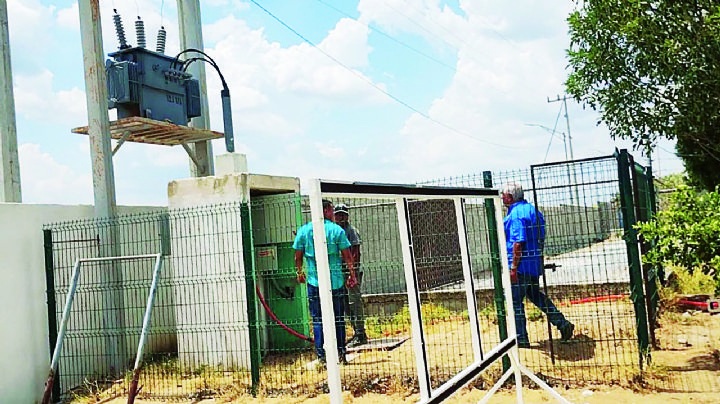 Estudiantes del Cobat, plantel 18, regresan a clases entre las sombras