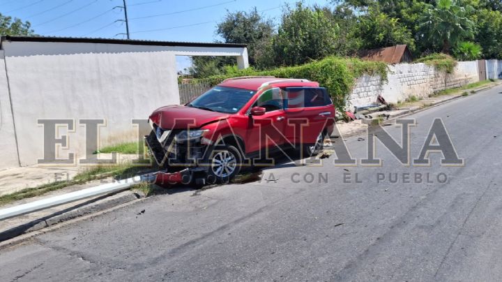 Camioneta con placas de Texas choca en la Colonia Matamoros; chofer escapó