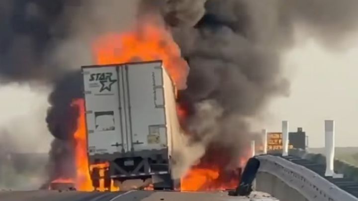 Llamas infernales arrasan con tráiler en la Carretera Interestatal 35 en Laredo