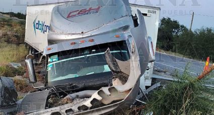 Trailero se salva tras chocar con barandal de contención en Carretera a Nuevo Laredo; andaba ebrio