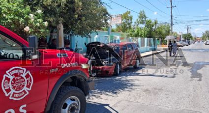 Camioneta se incendia de manera inexplicable frente a hierbería en la Colonia Buenavista